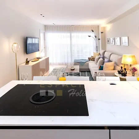 Appartement 751, Renovated 2 Beedroom Apartment, Second Line Of The Beach, Wifi, Parkinging Marbellac